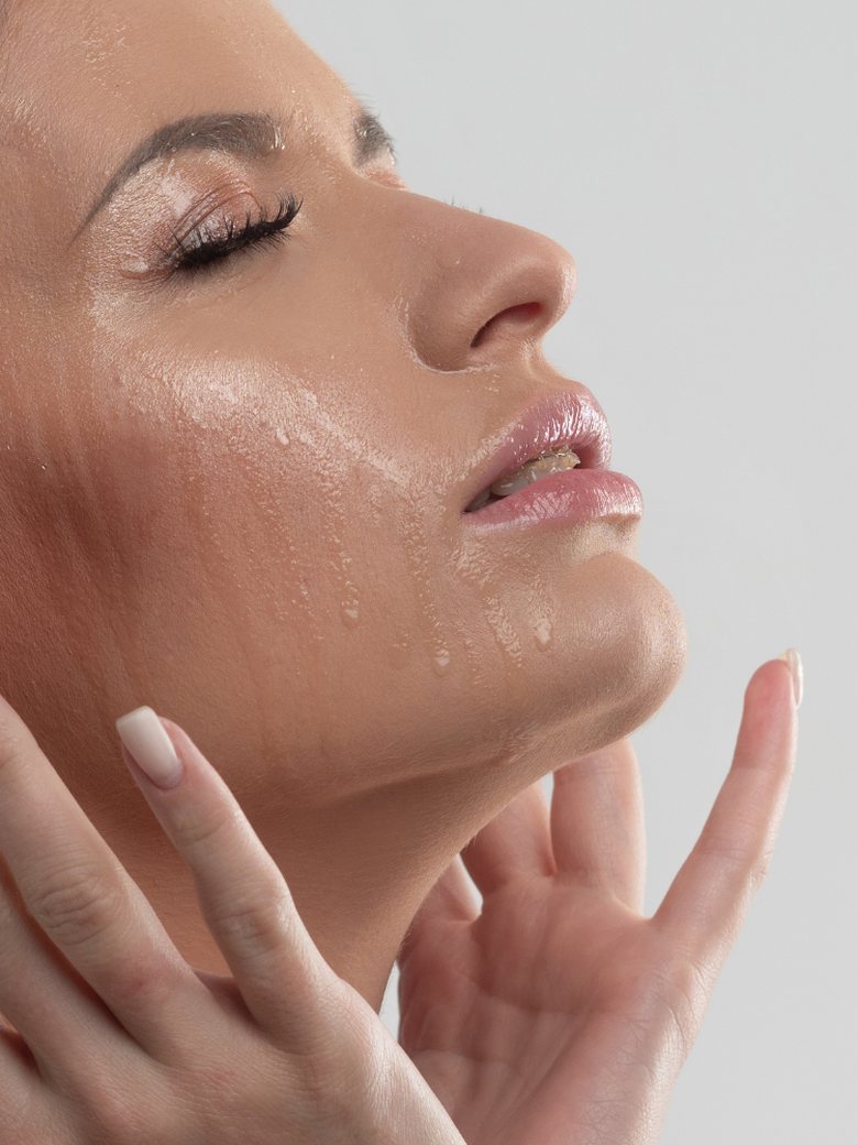 Donna con gli occhi chiusi e il viso rivolto verso l'alto
